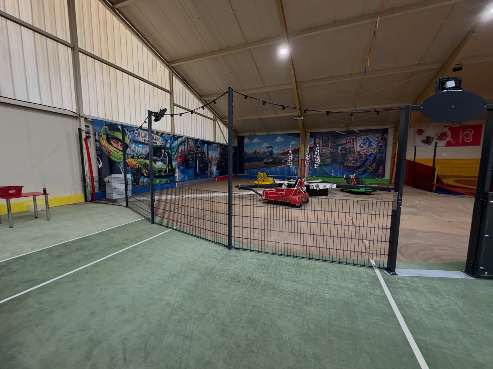 Seitliche Ansicht des Doppelstabmattenzauns um die Spielfläche in der Halle